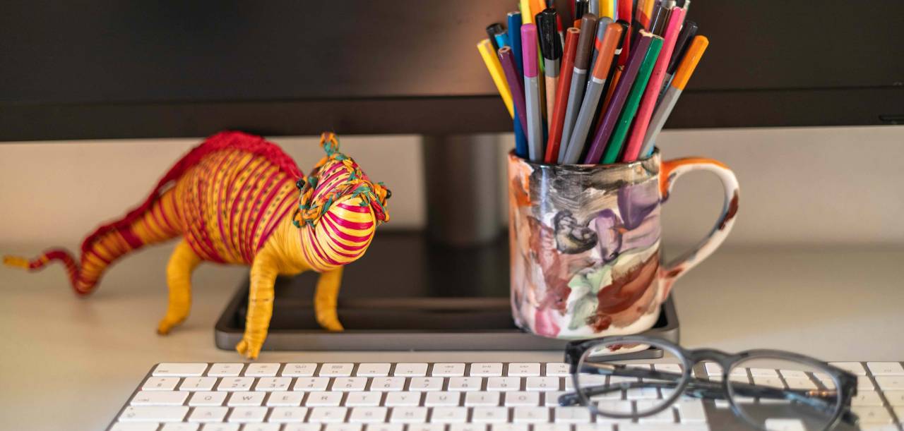 Chameleon symbolising adaptability in conference interpreting.