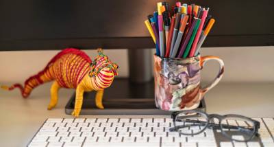 Chameleon symbolising adaptability in conference interpreting.