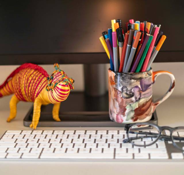 Chameleon symbolising adaptability in conference interpreting.